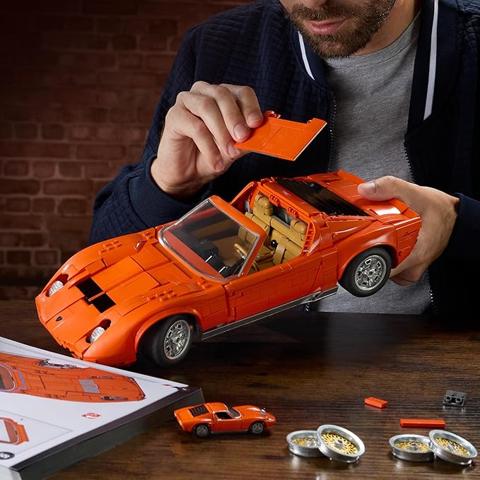 Mattel Brick Shop Hot Wheels Lamborghini Miura P400 SV Set de construcción | 1523 Piezas Pegatinas Personalizadas, Coche Metal a escala 1:64 Serie Premium para Adultos Coleccionistas y Niños 10+, JHF61